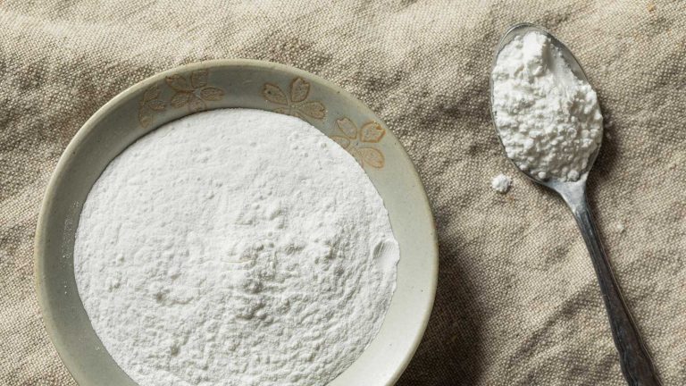 Tous les professionnels du jardinage à qui nous avons parlé sont d’accord, utiliser de la crème de tartre pour contrôler les ravageurs et les outils propres n’est pas aussi fou que cela puisse paraître cream of tartar in bowl with spoon