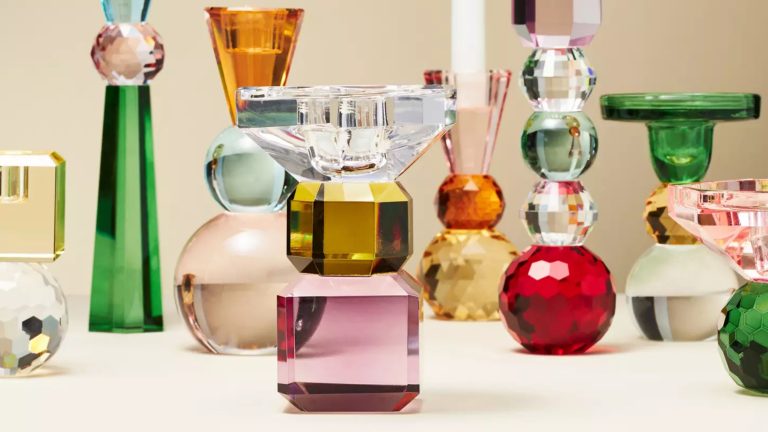 Je ne dépasse jamais un écran de verrerie vintage, donc bien sûr, je suis obsédé par ces bougeoirs qui se cachent dans la vente d’Anthropologie – et les prix commencent à partir de seulement 9 $ Assorted Anthropologie Cut Glass Candle Holders, which feature stacked geometric shapes