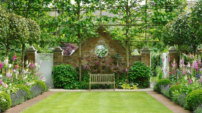 Des tuyaux extérieurs laids ruinant l’attrait esthétique de votre jardin? Voici 6 façons de bon goût de les cacher et de les déguiser Courtyard garden with bench, flower beds on either side