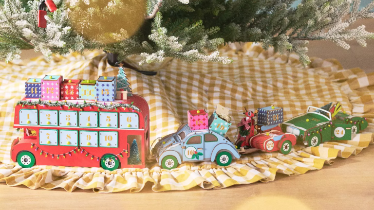 Vous pensez peut-être au week-end de la fête du Travail, mais Anthropologie pense aux « kitschmas ‘ Anthropologie holiday 2025 collection, featuring an ochre gingham Christmas tree skirt and retro-style holiday figurines