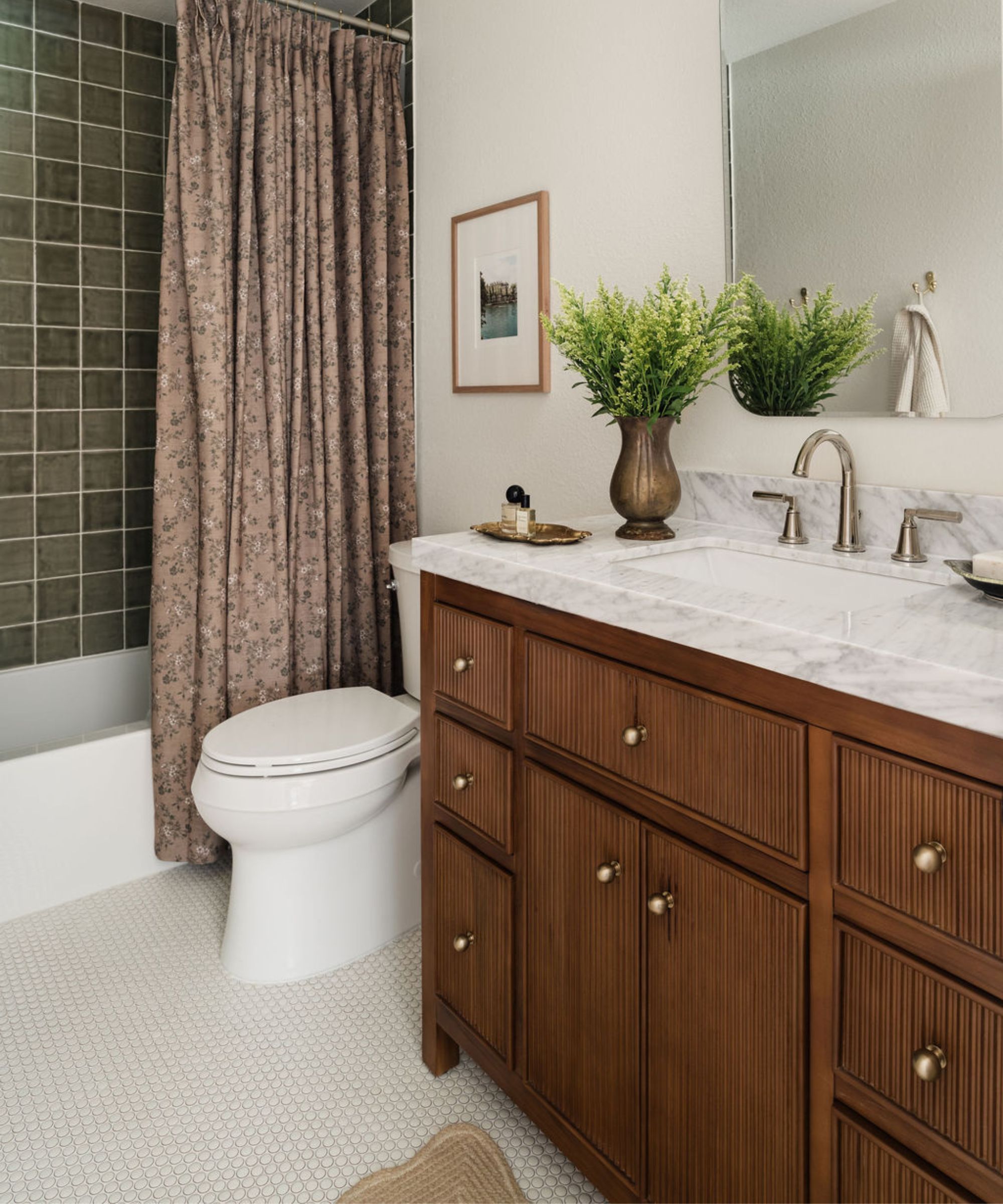 Salle de bain blanche et verte avec une vanité en roseaux en bois