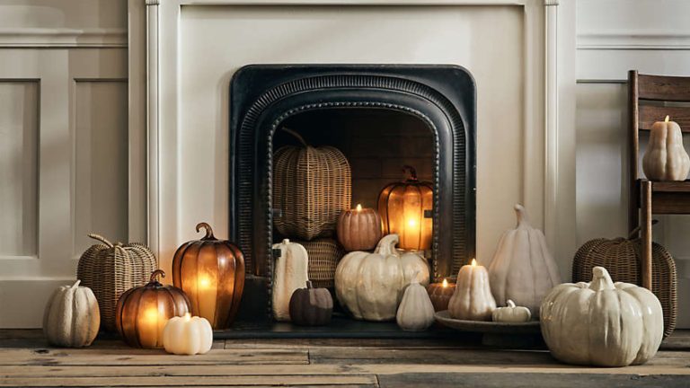Je ne fais pas de gadgets saisonniers mais la collection d’automne chic de Crate & Barrel est faite pour nous qui n’aime que la tête à l’automne décor Crate & Barrel fall 2025 pumpkin decorations in wicker, ceramic, and papier mache inside of a cream and black fireplace.