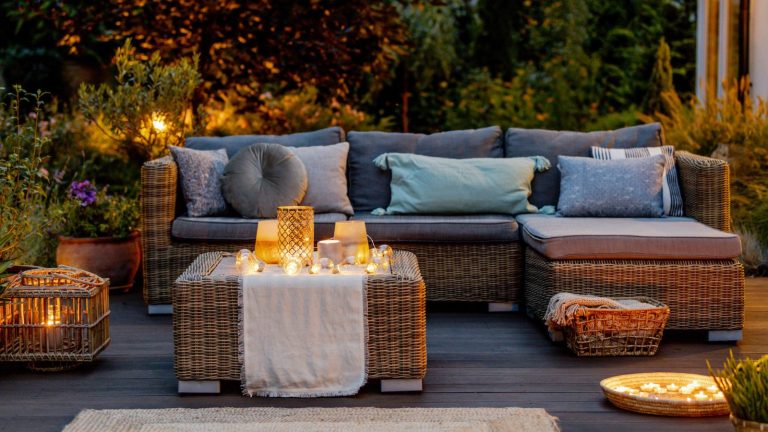 Ne laissez pas les jours plus courts vous empêcher de dîner à l’extérieur – la lanterne solaire la plus vendue d’Amazon a plus de 5 000 avis élogieux et continue de vendre Lighting in a garden