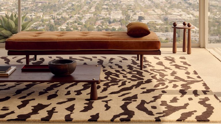Qu’est-ce que les designers d’intérieur achètent pour eux-mêmes? 6 designers partagent leurs achats de maison préférés en 2025 (jusqu’à présent) Nordic Knots Tigris rug in brown and beige pictured in an open concept mid-century living room with low slung furniture, including a chaise lounge and coffee table