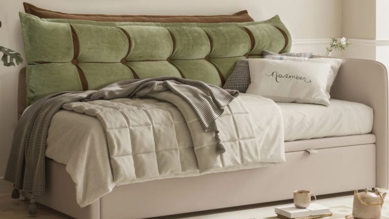 Je ne pensais pas qu’une tête de lit était possible pour mon lit LOFT NYC – jusqu’à ce que je trouve cet oreiller de lecture chic pour 100 $ WOWMAX headboard pillow in moss green and brown styled on a twin sized bed in a neutral bedroom