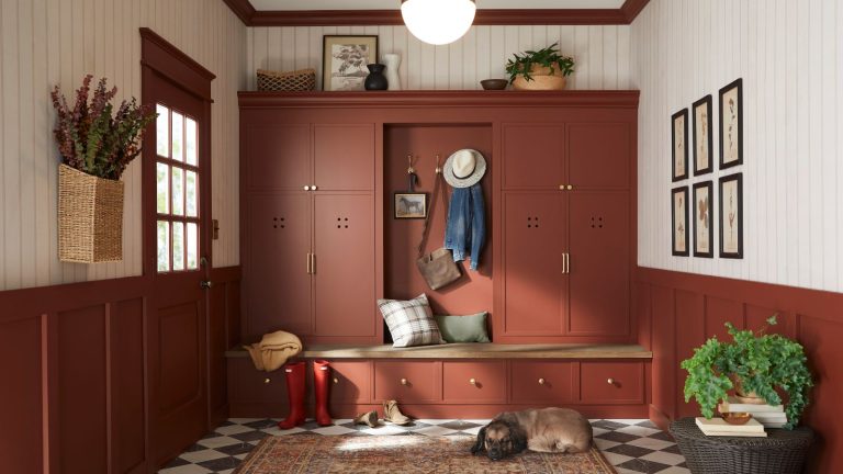 Déplacez-vous, marron: la couleur de l’année 2026 de Glidden présente le neutre plus doux que nous attendions Red-painted mudroom with built-in cabinetry, checkerboard tile floor, wood panelled white walls and plants