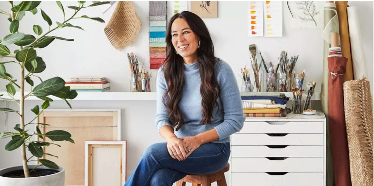 Joanna Gaines s’inspire des tendances des couleurs d’automne – et du style nostalgique des années 1970 – pour concevoir une entrée impeccable qui est apaisante, chaleureuse et mise à la terre Joanna Gaines