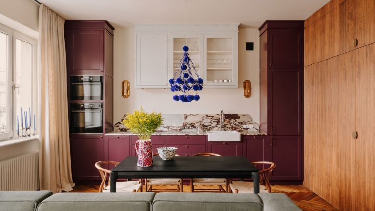 « Il a cette richesse et cette profondeur qui apporte instantanément le caractère dans un espace » – comment décorer avec Brinjal bien-aimé de Farrow & Ball Kitchen with aubergine painted cabinets, marble countertops, parquet flooring, wood cabinets and dining table