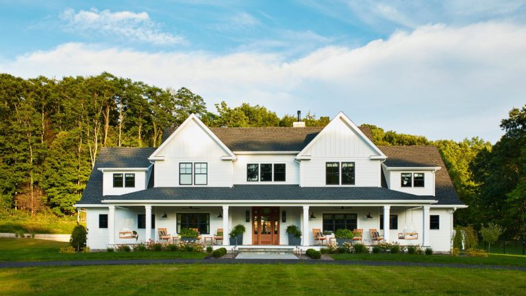 Apprenez de mes regrets de rénovation – ce sont les choses les plus courantes que les gens regrettent de sauter lors d’un remodelage large white Connecticut home with a large porch, porch furniture and front lawn