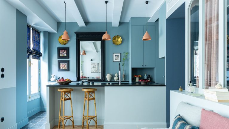 Ne laissez pas un petit espace vous arrêter – 3 leçons de design parisien que je vole pour mon petit appartement Blue apartment with island and bamboo stools