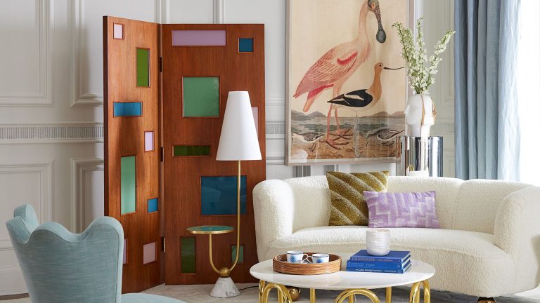 Spotted: Tous les salons les plus élégants ont cet aliment de base de l’éclairage nostalgique en ce moment Jonathan Adler-designed living room, featuring curved and scalloped furniture and a floor lamp that doubles as a side table