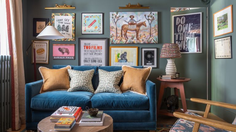 Le meilleur du style anglais et français se réunis dans cette maison familiale élégante mais ludique Living room with dark teal walls, blue velvet sofa and a colorful gallery wall