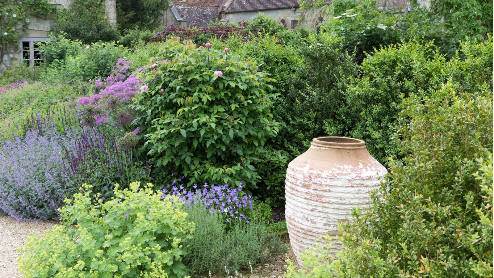 Comment réutiliser de vieilles jardinières dans la cour