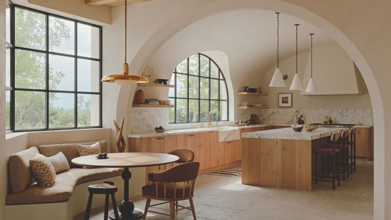 « C’est une chose difficile à clouer, ce sentiment d’intemporalité et d’originalité dans une nouvelle construction » – mais c’est exactement ce que la designer Vanessa Alexander a réalisé dans cette maison du Texas d’inspiration européenne Neutral kitchen with wooden cabinets and marble countertop. The main kitchen is through an arch and there is an arched window to mirror this