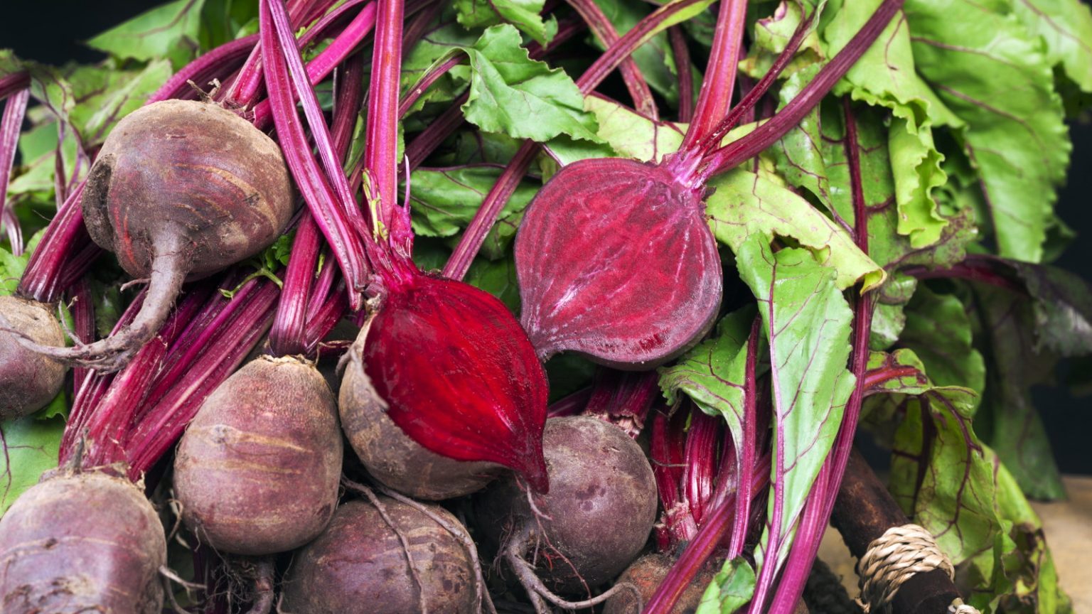 Comment faire grandir des betteraves plus grandes – 5 choses que vous devez faire pour éviter la déception Whole and chopped harvested beets