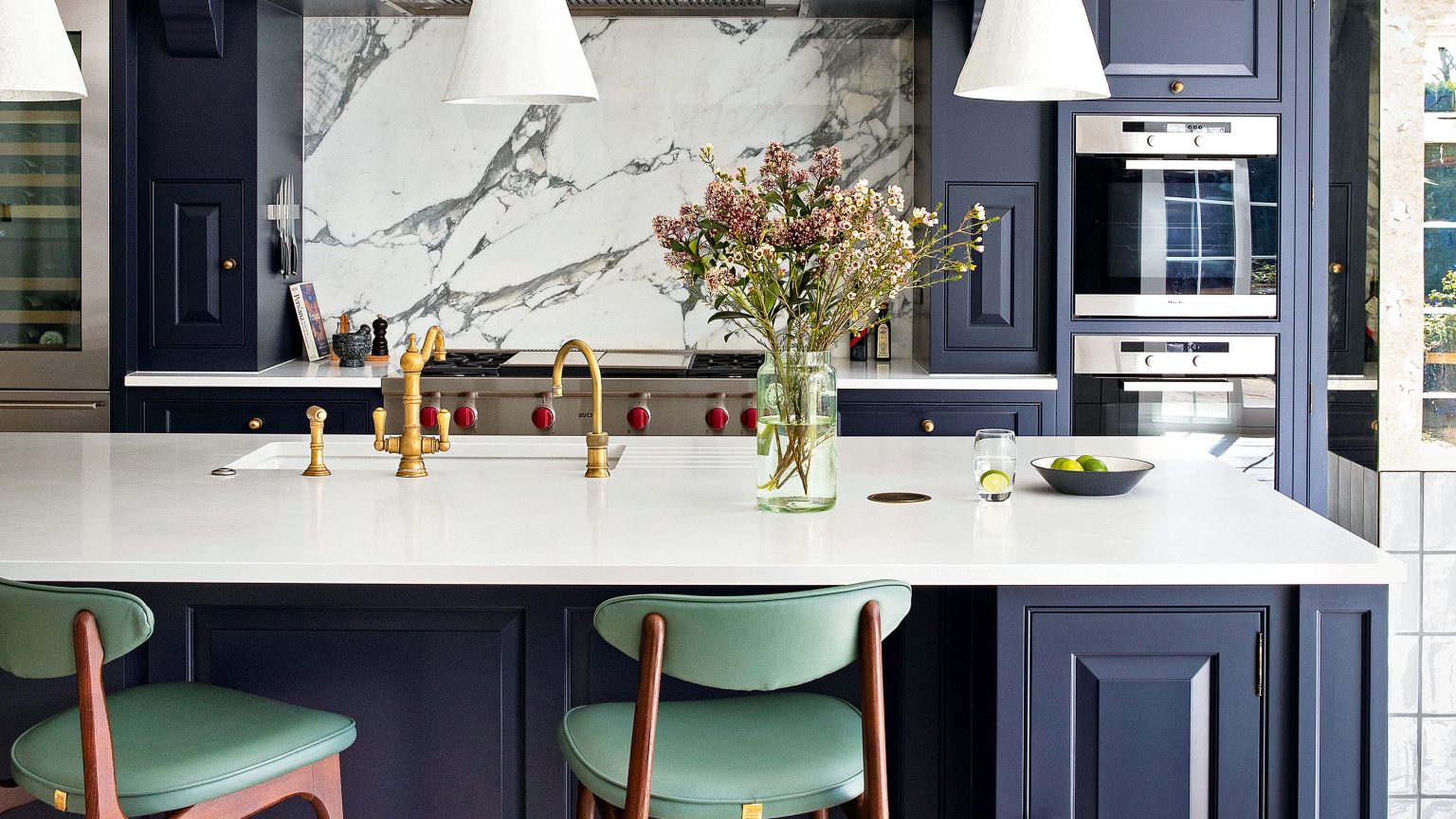 7 choses à ne jamais mettre sur vos comptoirs de cuisine, selon des designers d’intérieur qui ont fait les erreurs afin que vous n’ayez pas à Kitchen countertop ideas with stone work surface