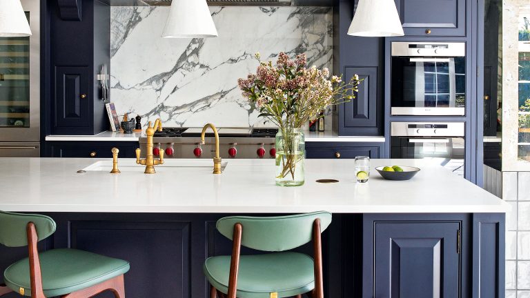 7 choses à ne jamais mettre sur vos comptoirs de cuisine, selon des designers d’intérieur qui ont fait les erreurs afin que vous n’ayez pas à Kitchen countertop ideas with stone work surface