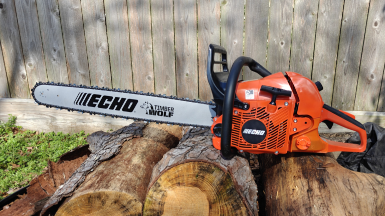 Je me sens confiant en sachant que j’ai cette tronçonneuse puissante à gaz dans mon hangar à outils, même pour des urgences de taille occasionnelles The Echo CS-590 chainsaw sitting on a pile of logs
