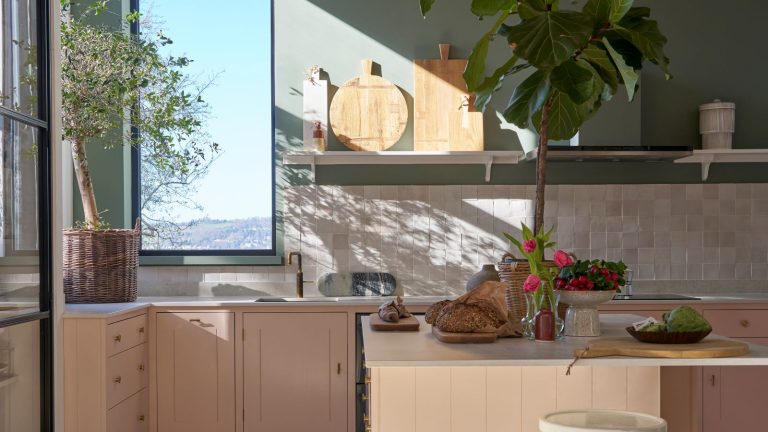 Farrow & Ball vient de laisser tomber sa finition de peinture la plus durable de tous les temps – et elle est faite pour les surfaces de cuisine Pink, green, and white kitchen painted in Farrow & Ball's new flat eggshell finish
