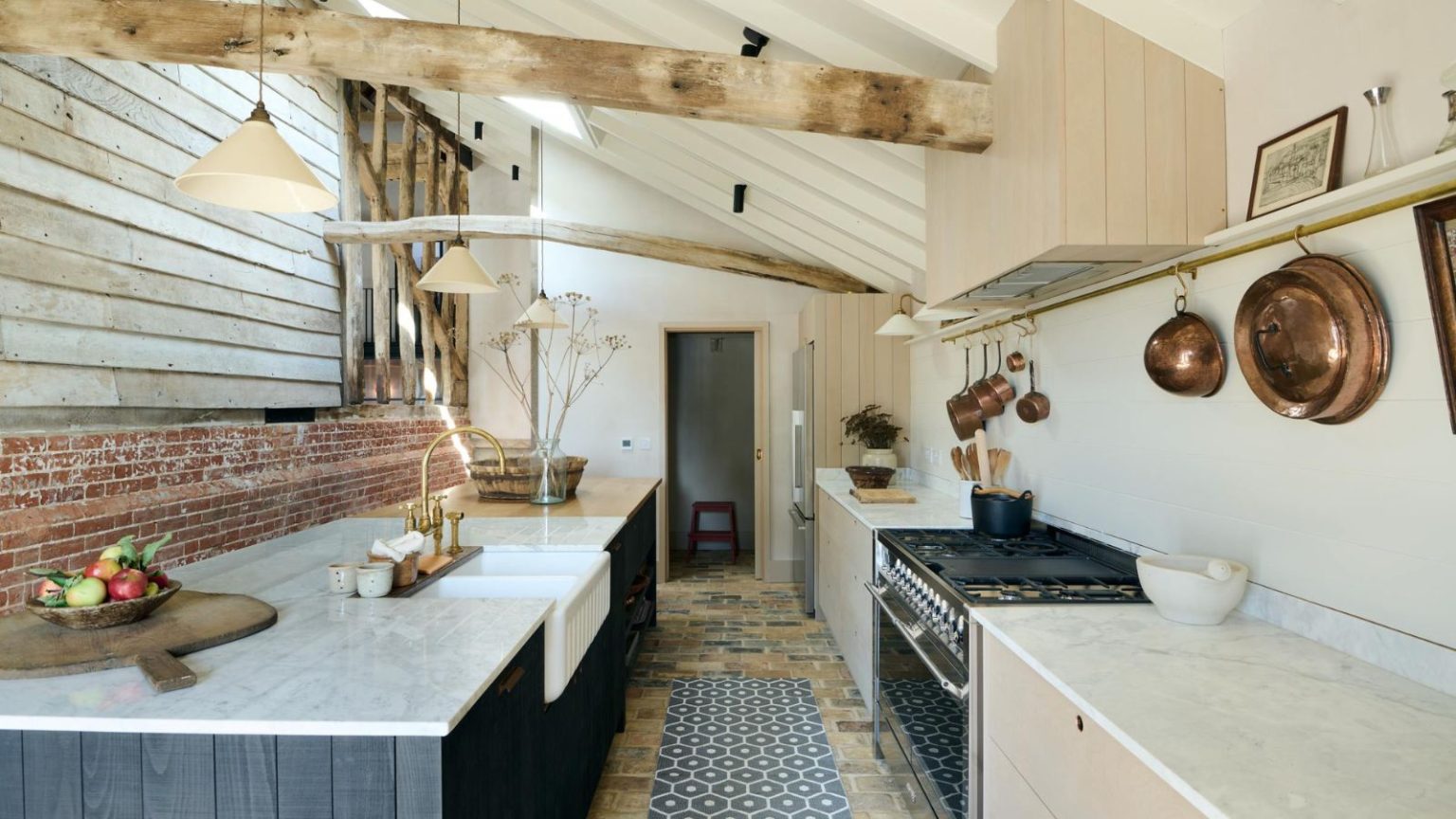 6 Matériaux de cuisine inattendus que vous verrez partout en 2026 – Les concepteurs disent qu’ils sont essentiels à un design plus unique et en couches How to mix woods in a kitchen