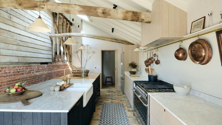 6 Matériaux de cuisine inattendus que vous verrez partout en 2026 – Les concepteurs disent qu’ils sont essentiels à un design plus unique et en couches How to mix woods in a kitchen