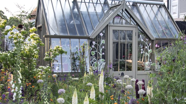 Un jardinière d’auto-arrosage DIY peut résoudre tous vos problèmes d’irrigation en serre – voici comment en faire une sur 6 étapes simples A grand greenhouse surrounded by flower-filled beds at the Chelsea Flower Show