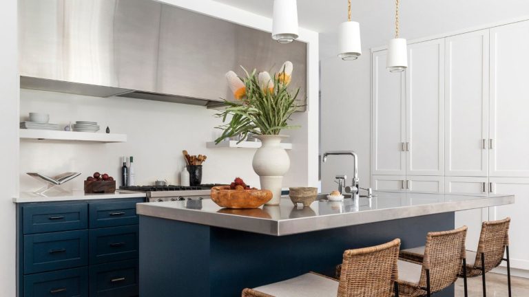 Toutes les cuisines les plus élégantes en 2025 rendent cette caractéristique clé – mais devriez-vous suivre la tendance et abandonner votre dosseret de cuisine? Les concepteurs sont divisés A modern kitchen with blue cabinets, stainless steel finishes, and a painted backsplash