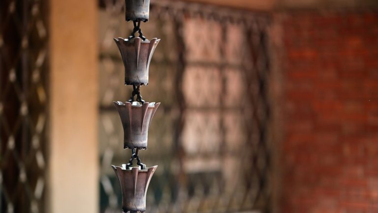 « C’est un spectacle aquatique fascinant pour la cour ! » – Je prends cette trouvaille Walmart pour moins de 20 $ pour économiser l’eau de pluie précieuse cet automne Traditional rain chain drainage system featuring series of connected cup-shaped or funnel-shaped metal containers