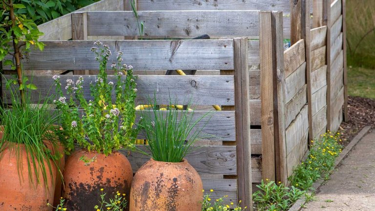 Le compostage fait élégant – Les façons les plus chics de composter sans ruiner votre cour cet automne, avec des conseils d’un expert en durabilité wooden compost bins with pot plants