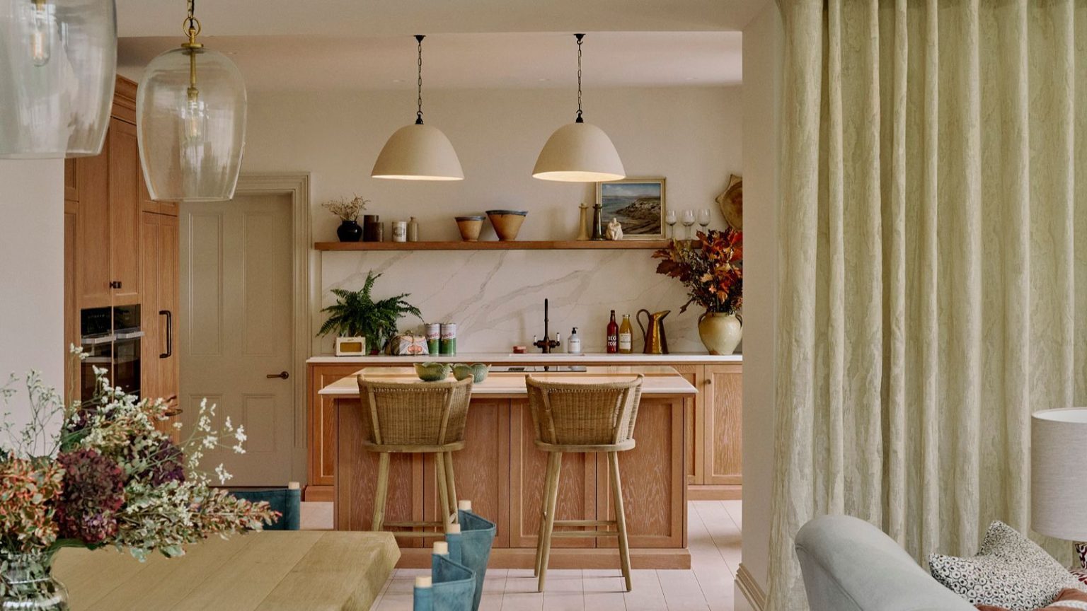 3 couleurs démodées qui ne devraient pas toucher votre cuisine en 2026 – et les designers d’intérieur Hues choisiront à la place An open-plan kitchen-diner with wooden cabinets, white walls, and a countersplash
