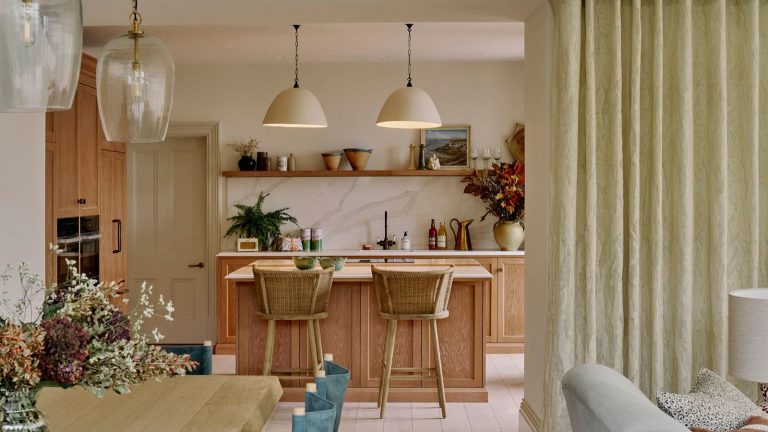 3 couleurs démodées qui ne devraient pas toucher votre cuisine en 2026 – et les designers d’intérieur Hues choisiront à la place An open-plan kitchen-diner with wooden cabinets, white walls, and a countersplash