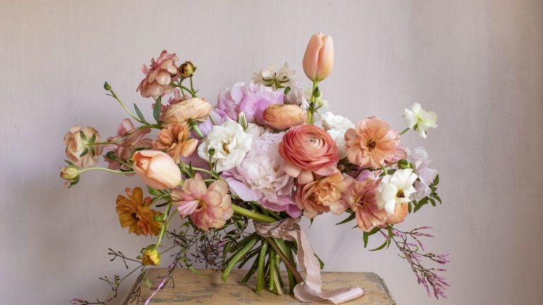 C’est le secret d’arrangements floraux élégants et parfaitement toniques – notre fleuriste expert partage tout ce que vous devez savoir sur le lavage des couleurs avec des fleurs. Hand-tied bouquet with peach and pink flowers