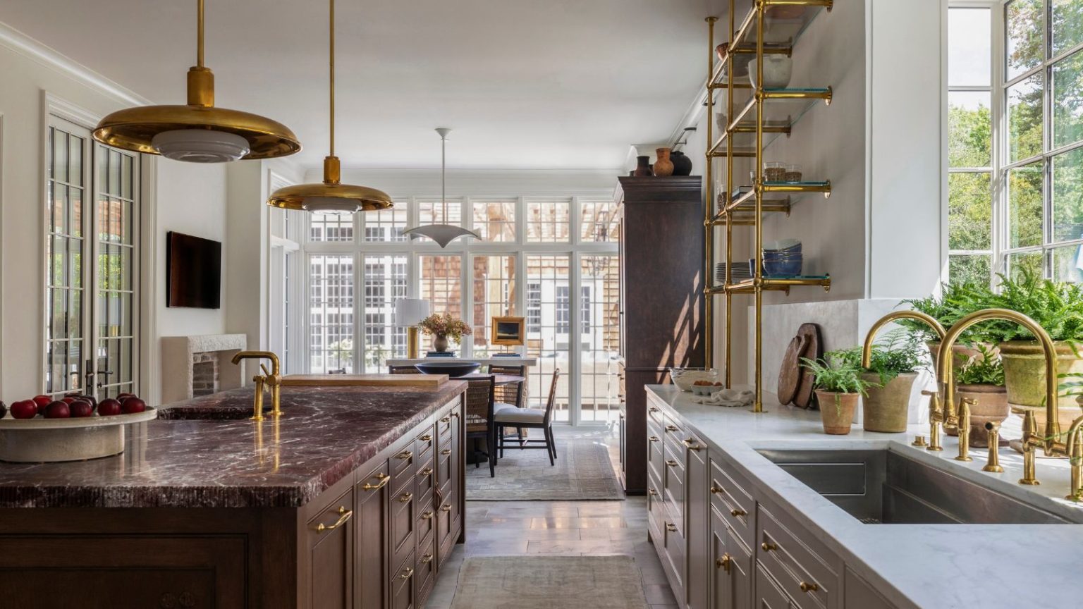 La « règle de 3 » de l’éclairage de cuisine rendra instantanément votre espace cher – et les concepteurs ne jurent que par elle pour un schéma parfaitement superposé A timeless kitchen with beige and brown cabinets, marble countertops, and brass accents