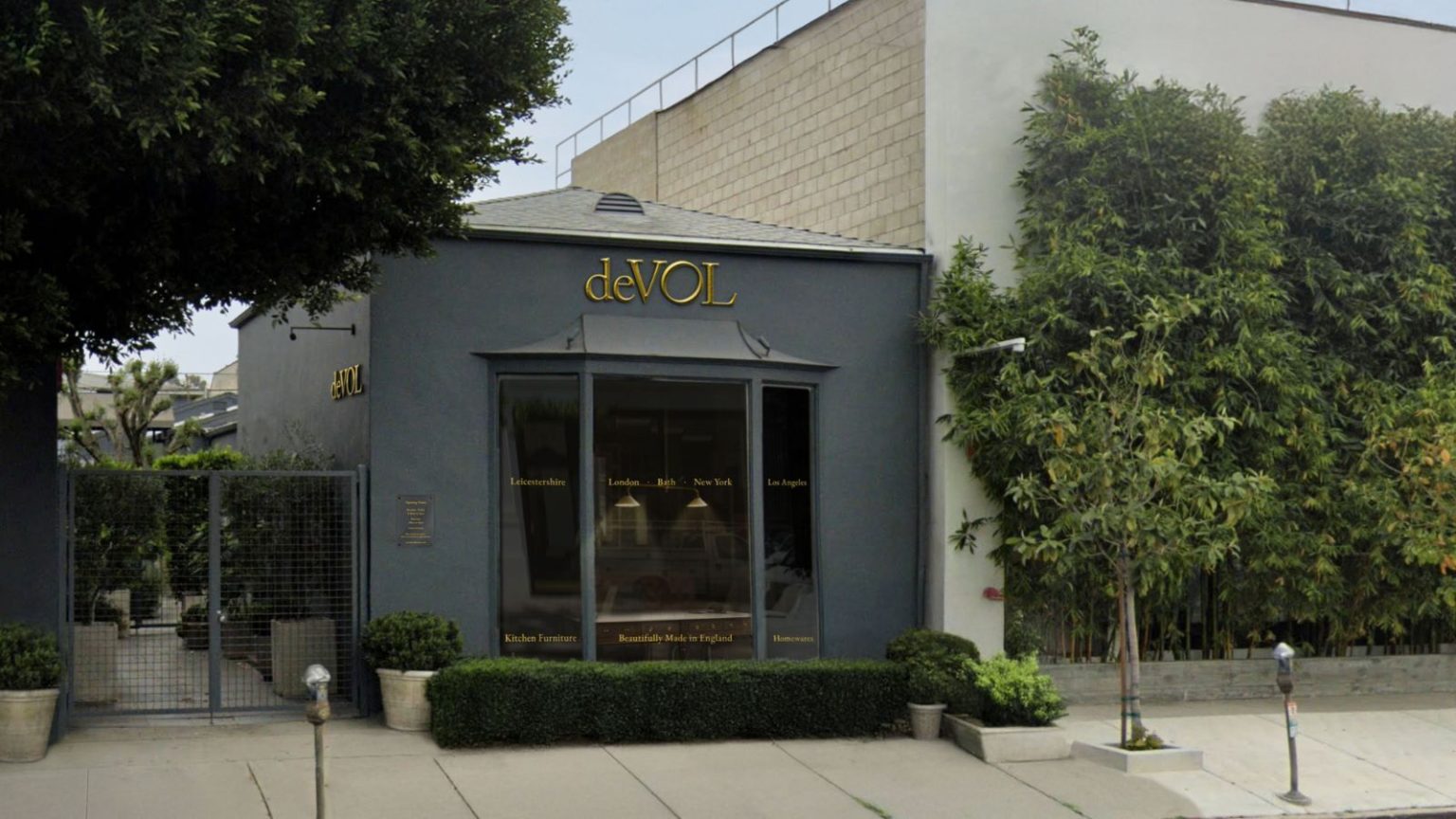 Cette marque emblématique de cuisine anglaise vient d’ouvrir un nouveau showroom aux États-Unis – et il y a 6 nouveaux présentoirs à découvrir deVOL Kitchens' new LA store exterior