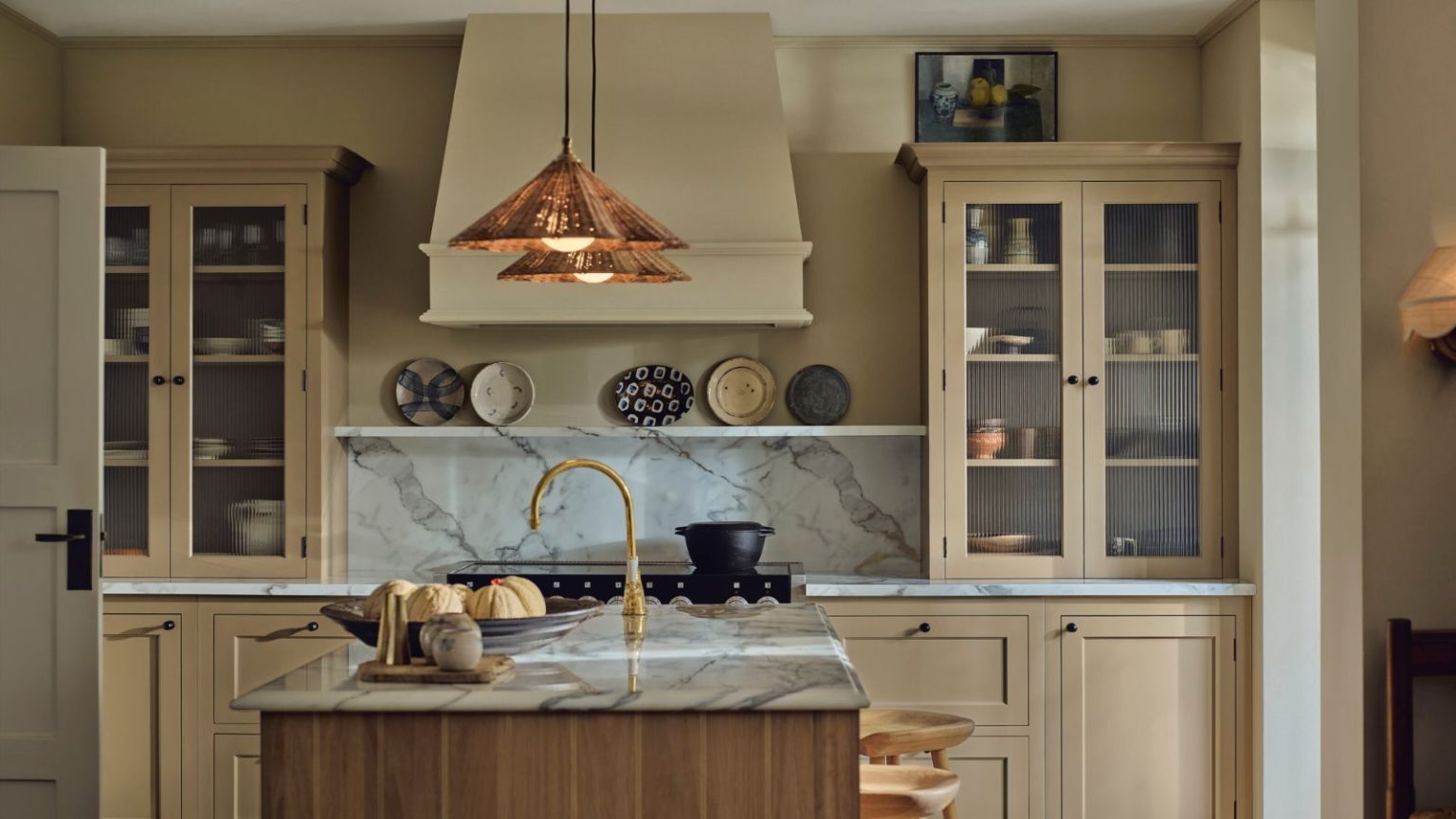 5 façons élégantes dont les designers rangent les assiettes pour garder votre étendoir bien rangé A neutral kitchen with a countersplash that ends in a narrow ledge to display plates