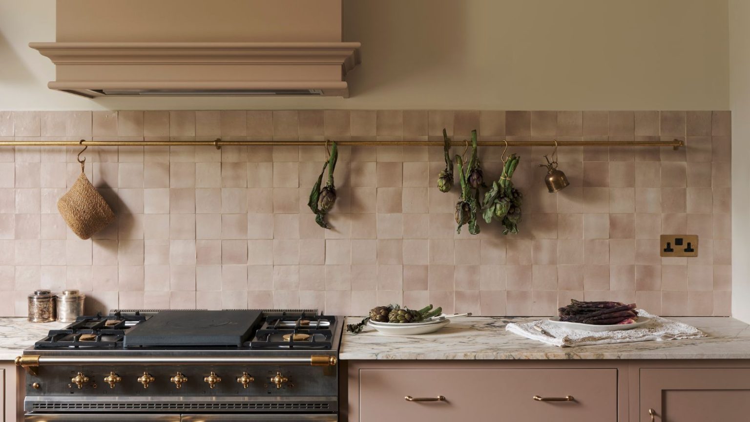 Les 5 articles de cuisine vintage que vous repérerez dans les cuisines les plus élégantes en 2026 – Les designers disent qu’ils sont l’ingrédient parfait pour un espace de caractère A pink kitchen with a pink square tiles backsplash