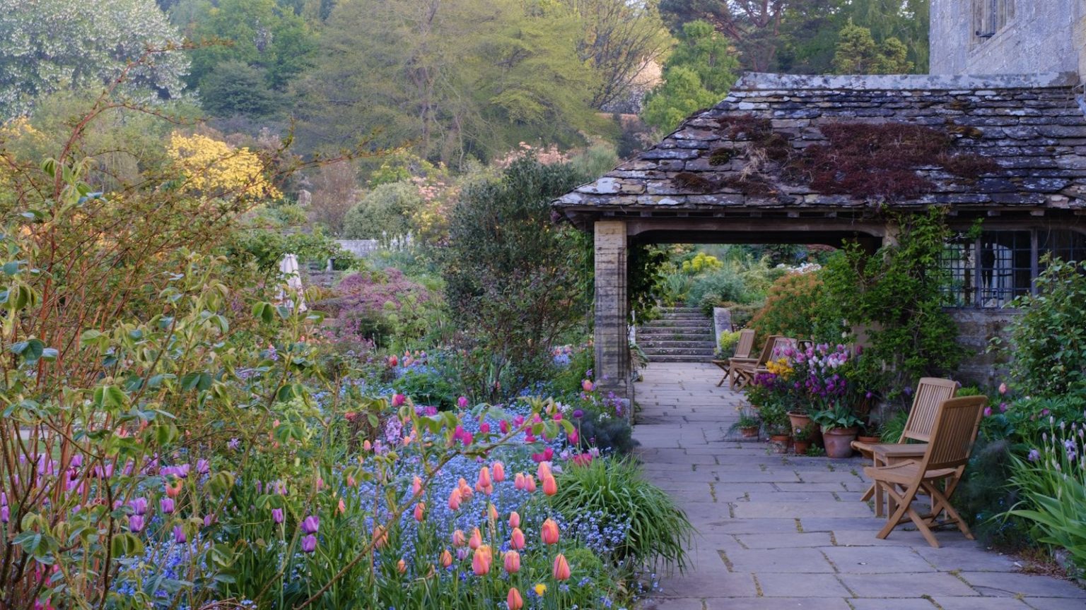 Un jardinier en chef dit qu’il ne jure que par cet outil de jardinage d’automne pour une plantation de bulbes rapide et sans contrainte – Voici où l’acheter pour moins de 25 $ Gravetye Manor spring bulbs