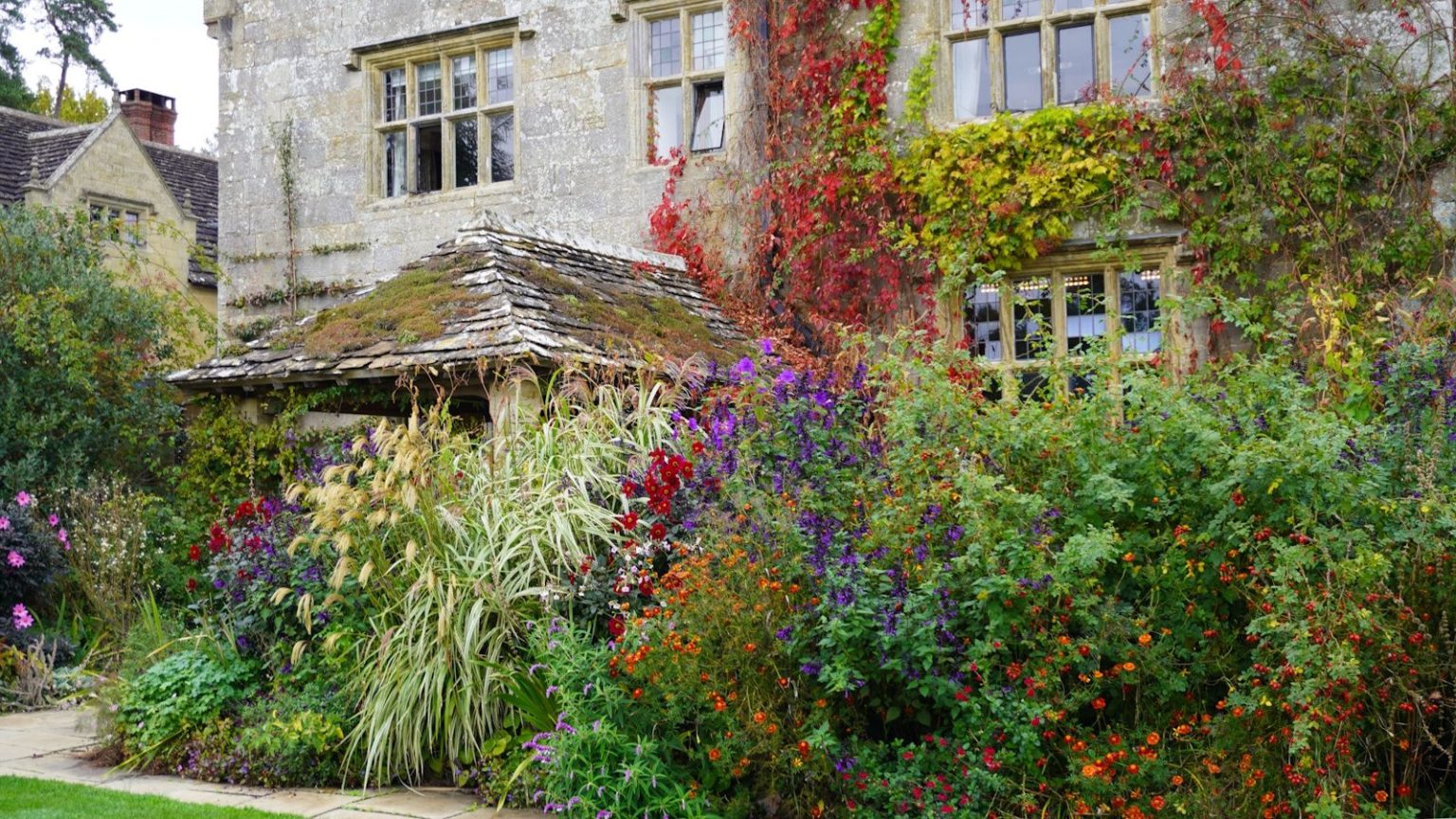 J’ai visité l’un des sites les plus importants pour le mouvement des jardins d’art et d’artisanat – Voici 3 idées simples que je vole pour transformer mon jardin en une extension de la maison Gravetye Manor in October