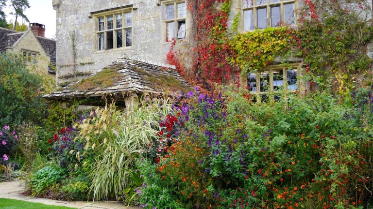 J’ai visité l’un des sites les plus importants pour le mouvement des jardins d’art et d’artisanat – Voici 3 idées simples que je vole pour transformer mon jardin en une extension de la maison Gravetye Manor in October