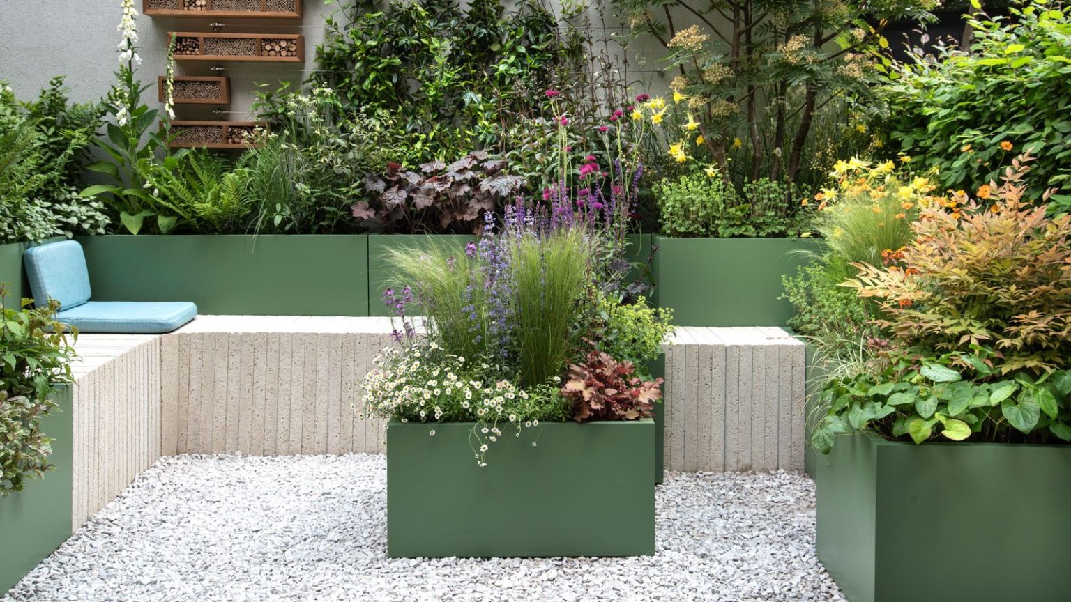 Les jardiniers biologiques conviennent tous que l’ajout de cet « or noir » naturel et non toxique à votre sol dynamisera les plantes. Colourful pots and planters with perennials planting, on the MS Amlin Peace of Mind Garden, designed by Hamzah-Adam Desai, at the RHS Chelsea Flowers Show 2025