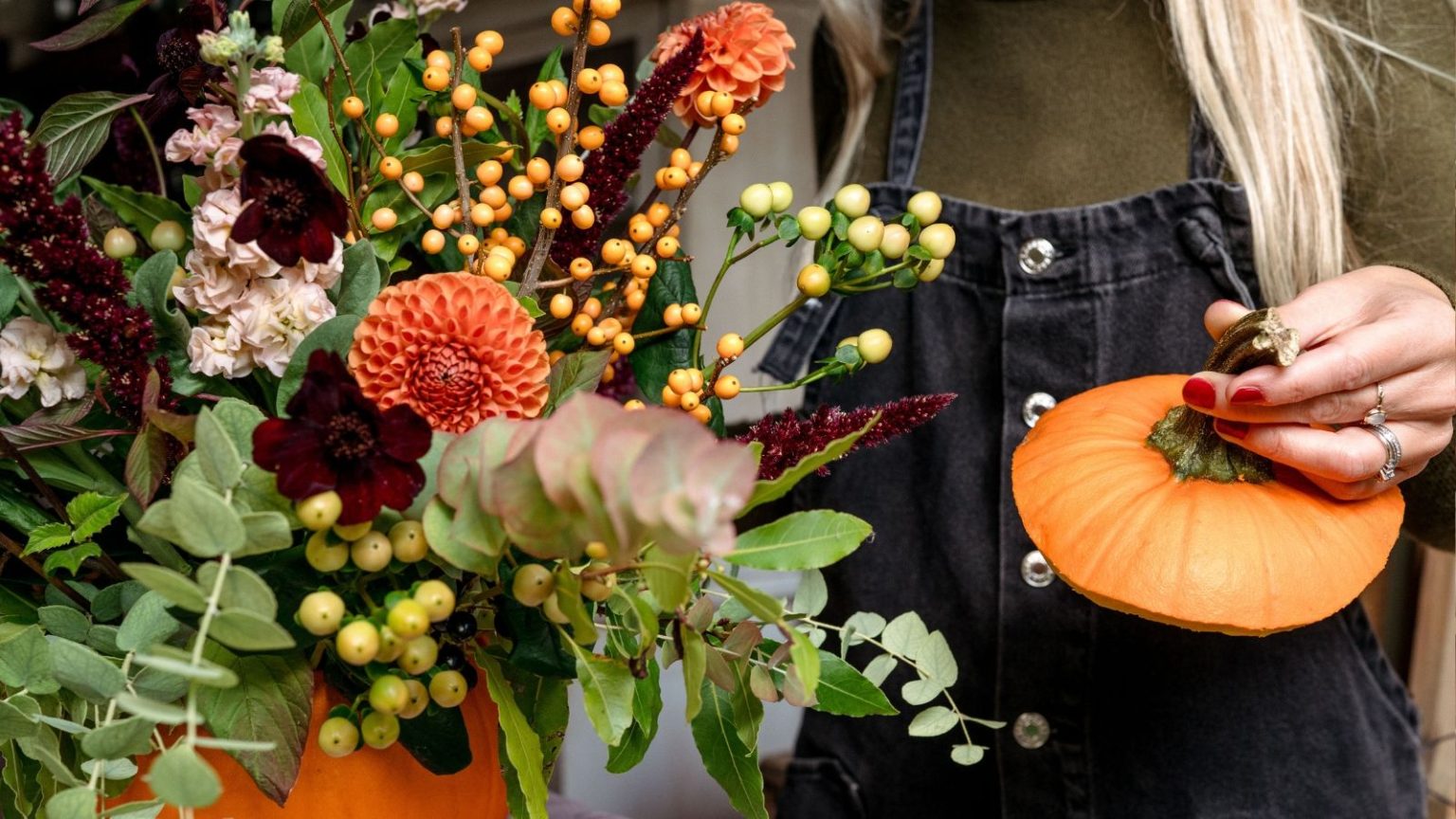 Pétales et racines : comment créer un magnifique motif floral de citrouille durable – et améliorer votre décoration de Thanksgiving Floral design in pumpkin with orange dahlias, chocolate cosmos, eucalyptus and cream hypericum