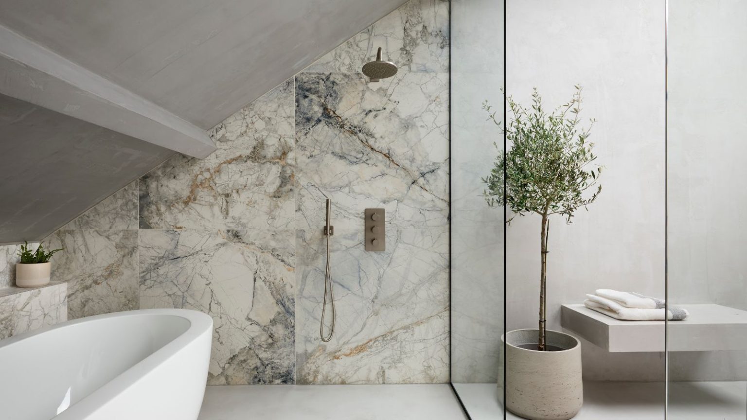 Nous l’avons essayé et désolé, mais non, le vinaigre n’enlèvera pas votre moisissure noire de douche – Nos professionnels de la moisissure ont la solution permanente à utiliser à la place. A modern bathroom with a large marble-walled wet room complete with a shower and free-standing tub.