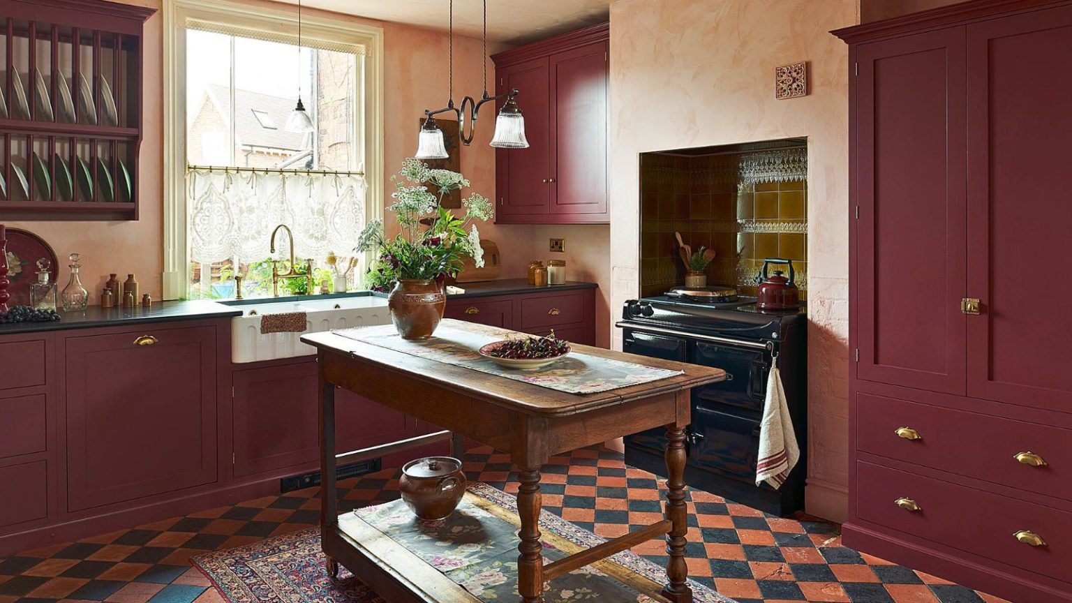 Je dis à tous mes amis d’acheter cet aspirateur-vadrouille Dreame que j’ai testé et adoré – il réduit de moitié le temps de nettoyage des sols et coûte 370 $ moins cher maintenant Kitchen with wooden mid-century island, Range Cooker and burgundy built-ins, large window with lace window treatment, open wall-mounted plate rack and orange and navy tiled floor