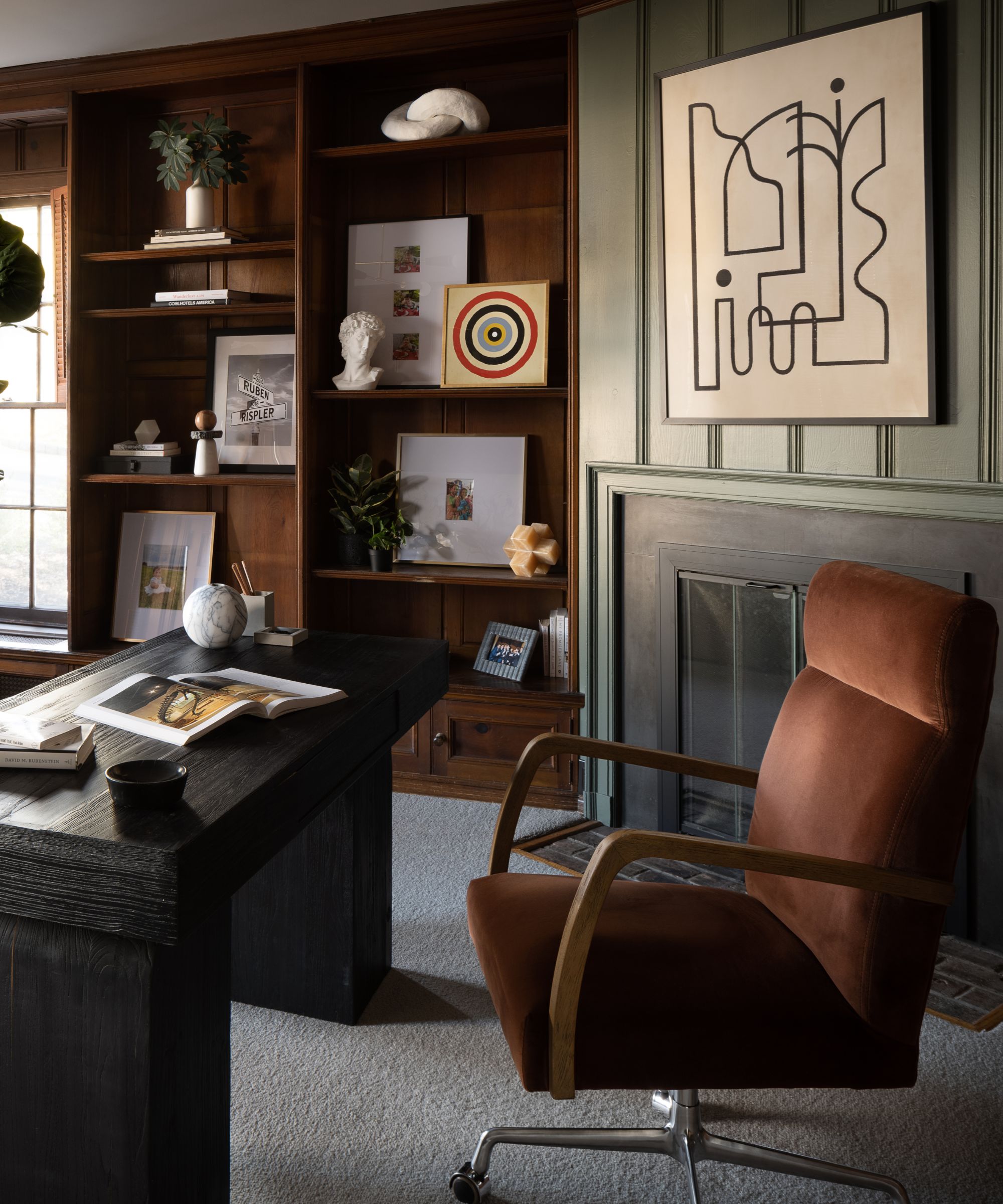 Espace de bureau sombre et maussade avec des accents marron et verts