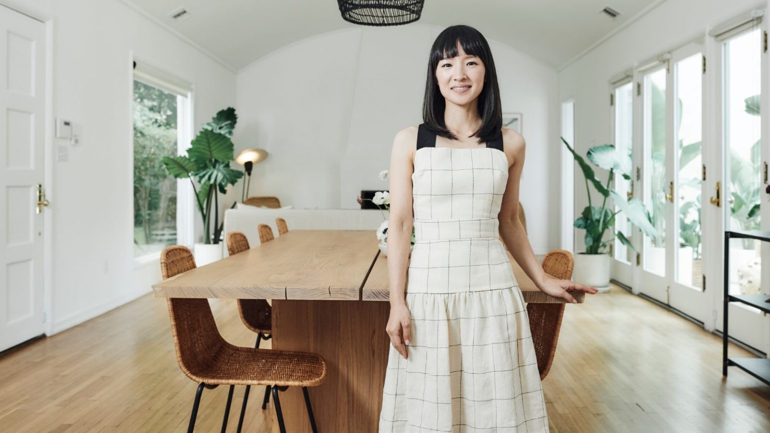 3 leçons inspirantes que j’ai apprises sur le nettoyage, l’organisation et l’entretien de ma maison grâce au nouveau livre accessible de Marie Kondo, « Lettre du Japon » A portrait of Marie Kondo in her home office in West Hollywood, California.
