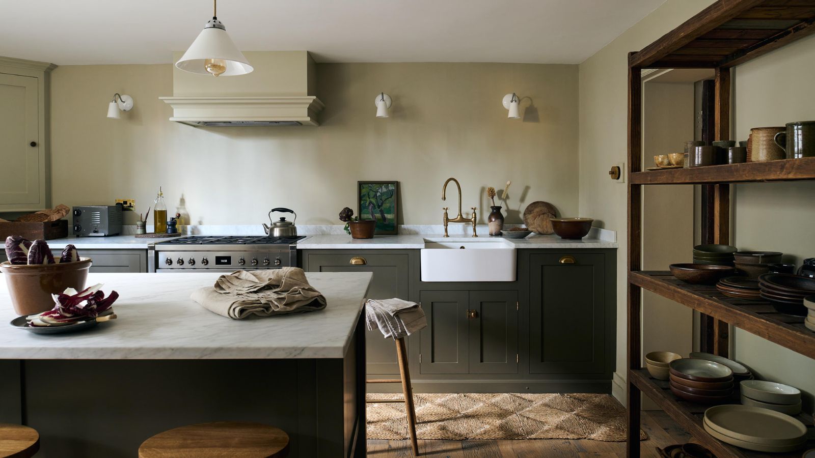 Cuisine neutre avec îlot et étagères ouvertes