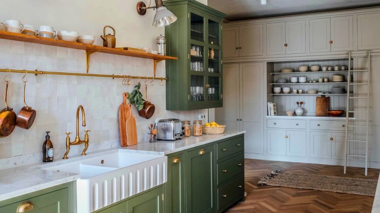 J’étais sceptique, mais j’ai essayé la méthode d’élimination des boîtes temporelles sur mes articles débordants de garde-manger festif – c’est étonnamment rapide et efficace Kitchen with open shelving and green cabinets