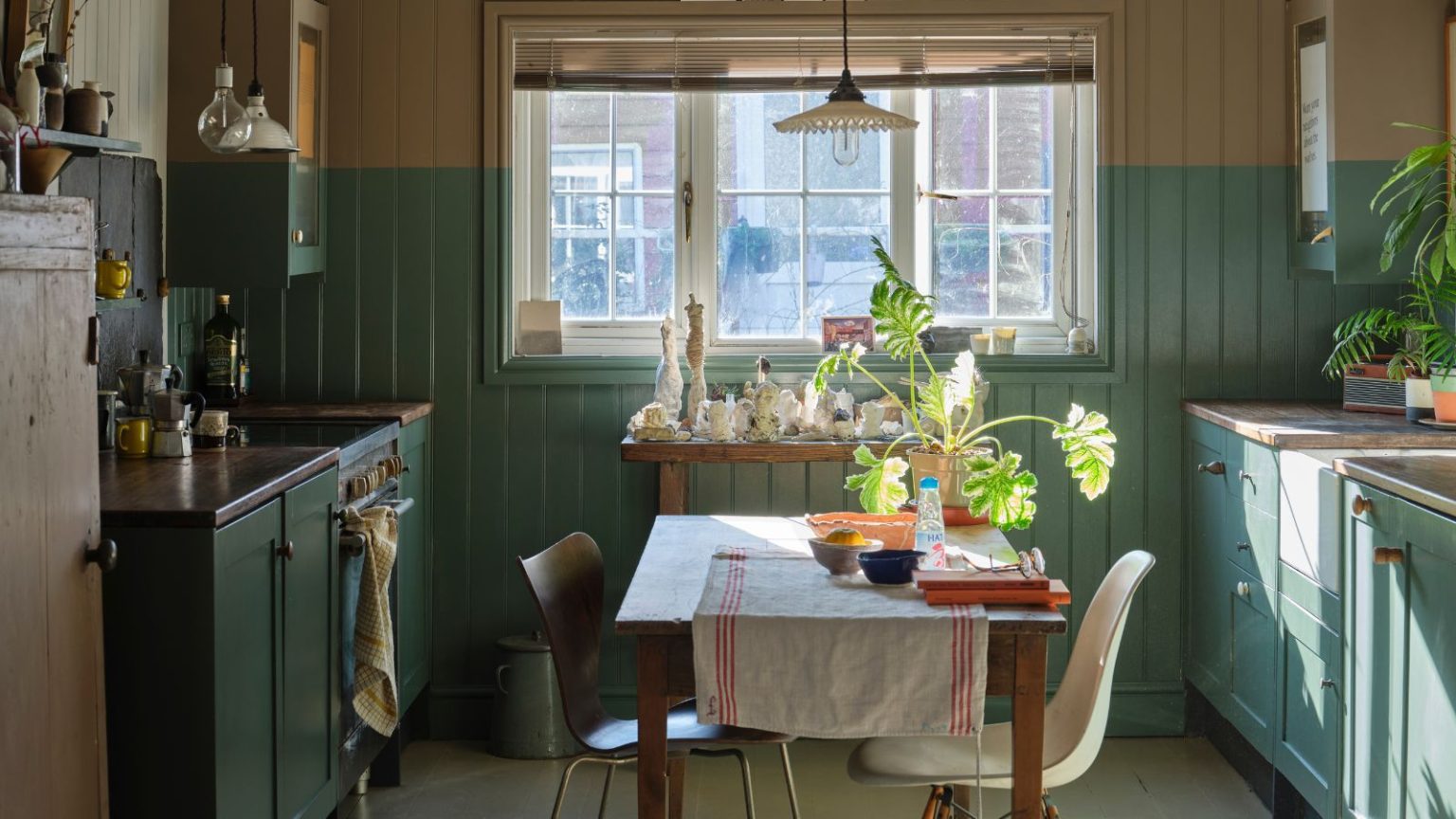 Les déjeuners chauds et paresseux sont mon régal de la FMH – Je passe à un multicuiseur Ninja à 50 $ de réduction conçu pour les petites cuisines Small kitchen with sage green cabinets on left and right, with window at middle back, and table in middle fo space with two mismatched chairs.