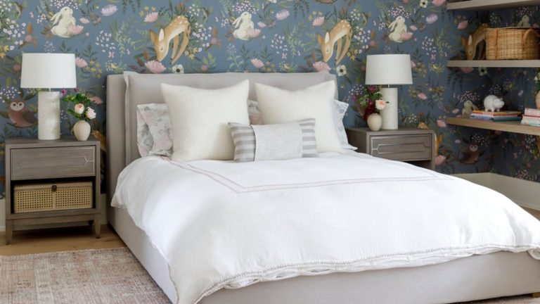 Ma grand-mère m’a appris à faire cette astuce de désencombrement de la chambre d’enfant en octobre qui signifiait que le rangement des vêtements et des jouets d’après Noël était toujours un jeu d’enfant – maintenant je le transmets Children's bedroom with forest animal wallpaper