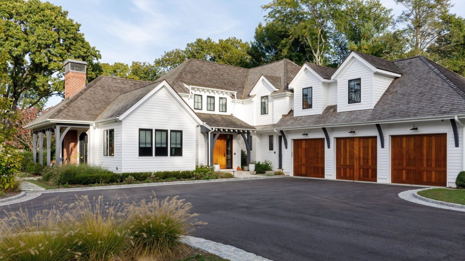 Les propriétaires sont invités à entreprendre ce travail de nettoyage crucial avant le 1er novembre pour éviter les fuites – et l’élément indispensable pour que le travail soit fait correctement Exterior shot of L-shape home with peaked eaves, triple garage and driveway